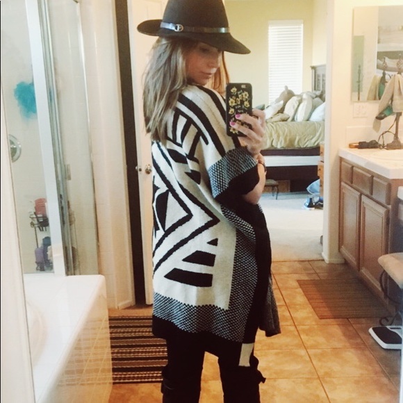 Max Studio Sweaters - MAX SPORT Aztec Navajo Southwestern Cape Poncho